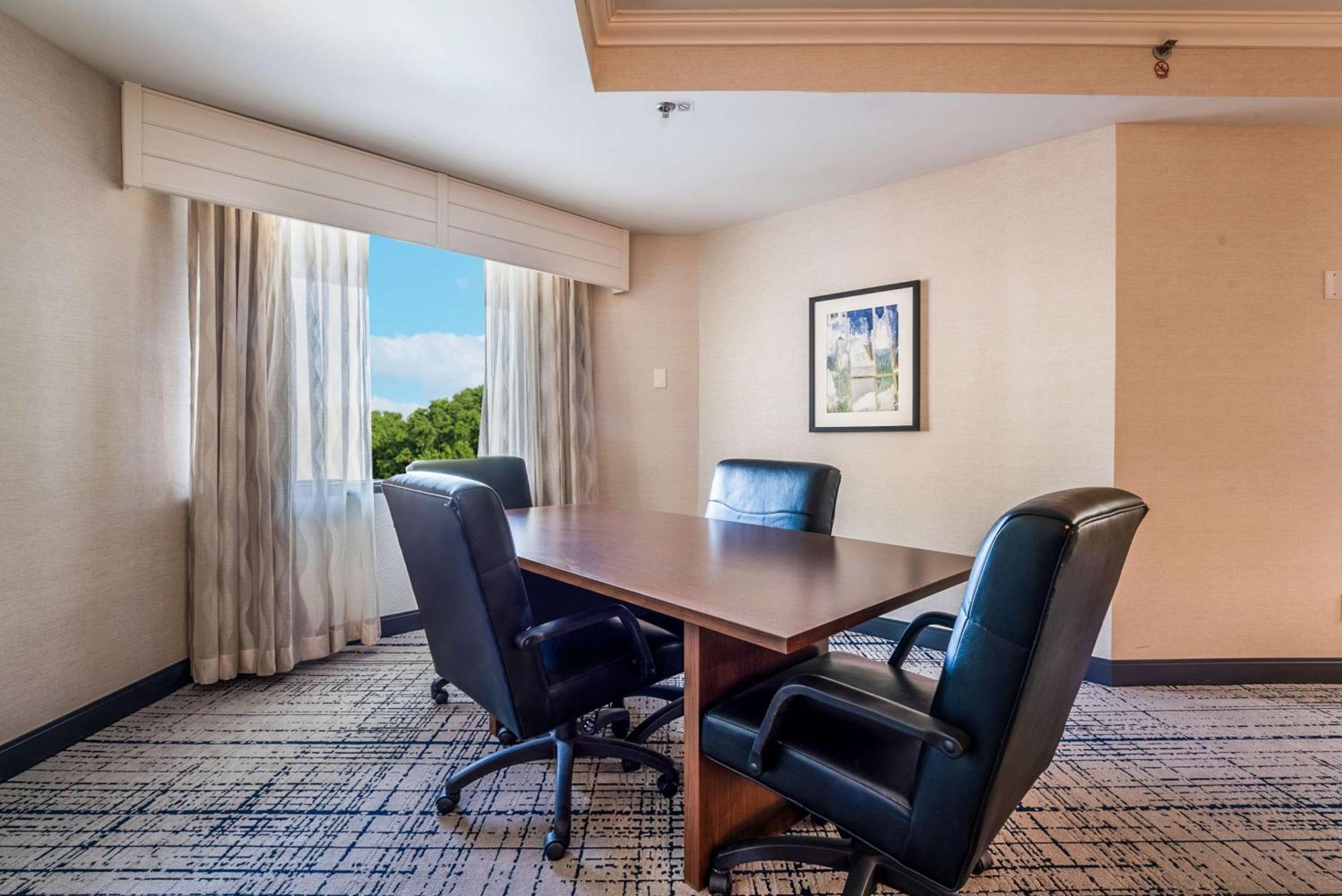Doubletree By Hilton South Charlotte Tyvola Hotel Bagian luar foto